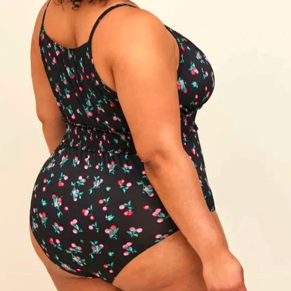 ❤️NWT TORRID CHERRY KEYHOLE BUST SILKY, STRETCHY SNAP BOTTOM BODYSUIT - PLUS 2X - Picture 2 of 8